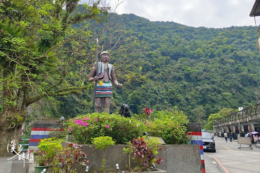 新北景點／烏來老街與烏來瀑布－原民特色山產小吃、烏來台車、溫泉街玩透透