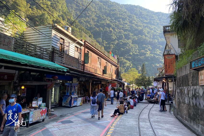 新北景點／烏來老街與烏來瀑布－原民特色山產小吃、烏來台車、溫泉街玩透透