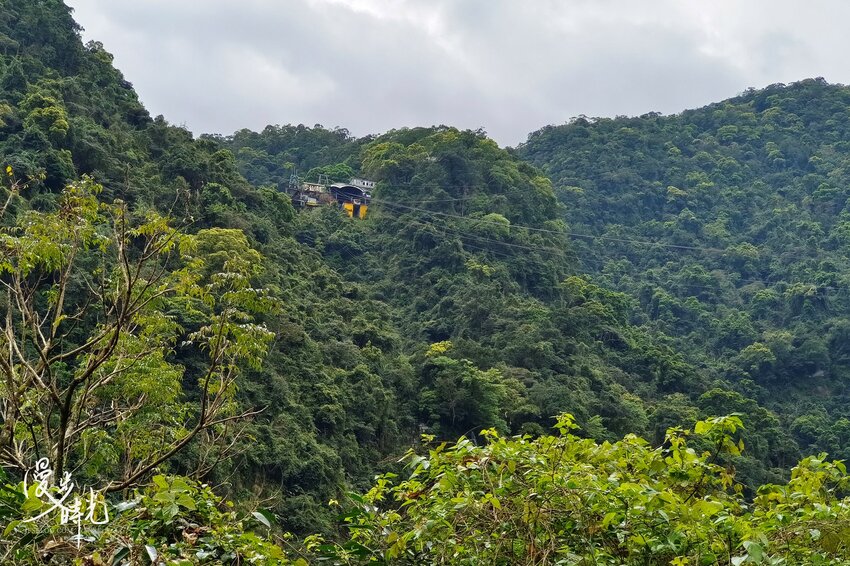 新北景點／烏來老街與烏來瀑布－原民特色山產小吃、烏來台車、溫泉街玩透透