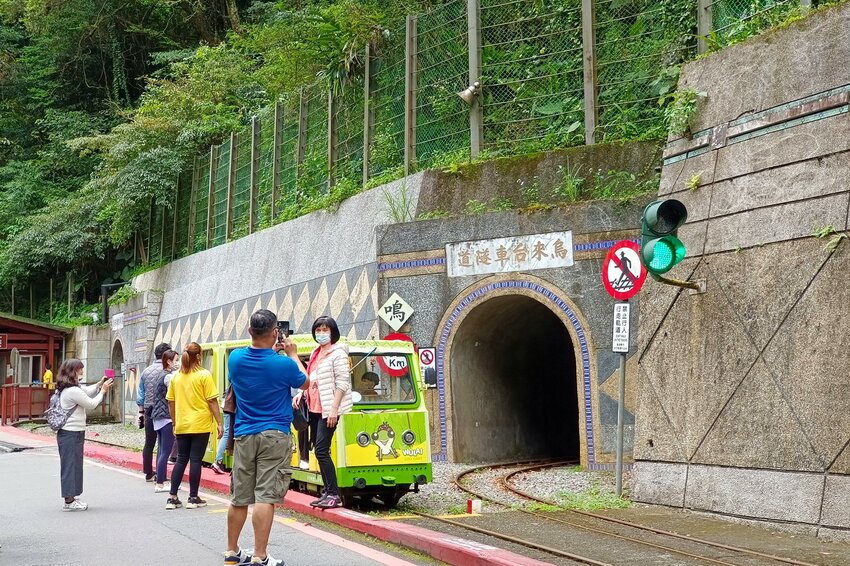 新北景點／烏來老街與烏來瀑布－原民特色山產小吃、烏來台車、溫泉街玩透透