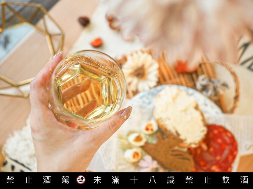 【品酩心得】卡登蘇格蘭單一麥威士忌 10 年，清晰可見的熟稻穗金黃色澤，來自波本桶的純粹口感