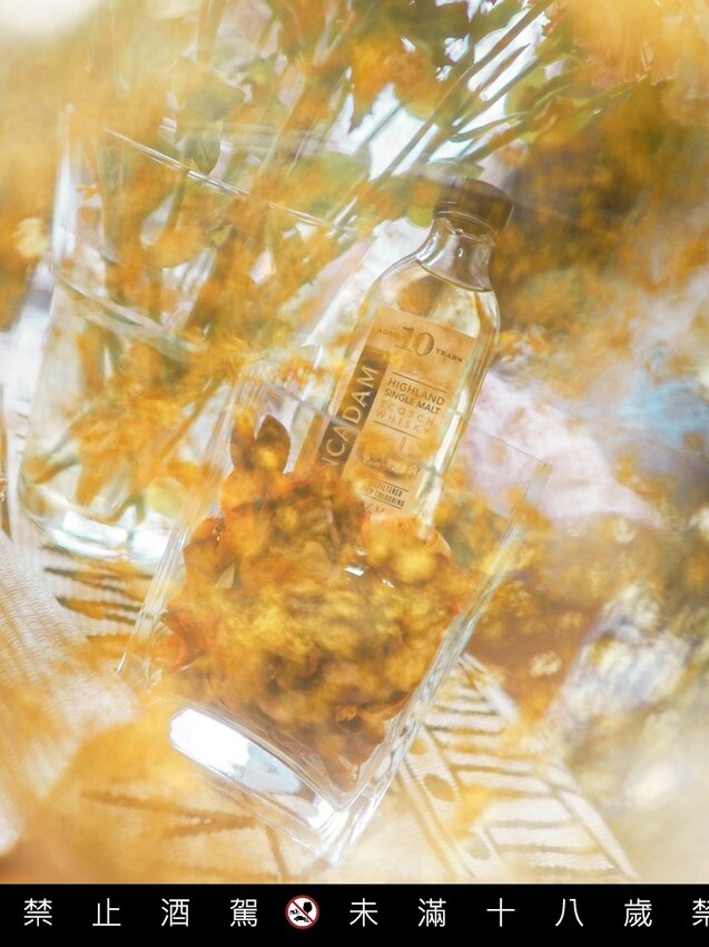 【品酩心得】卡登蘇格蘭單一麥威士忌 10 年，清晰可見的熟稻穗金黃色澤，來自波本桶的純粹口感