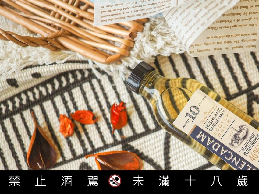 【品酩心得】卡登蘇格蘭單一麥威士忌 10 年，清晰可見的熟稻穗金黃色澤，來自波本桶的純粹口感