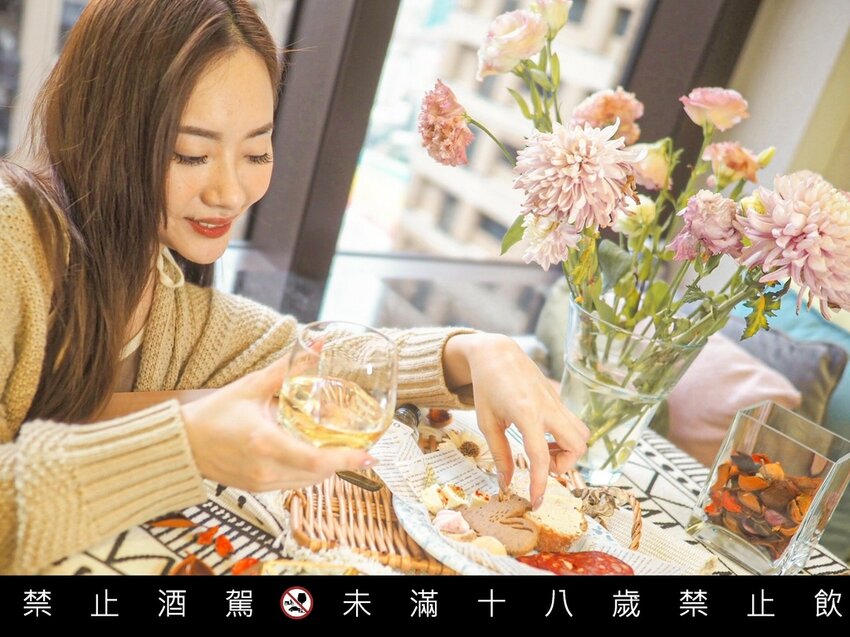 【品酩心得】卡登蘇格蘭單一麥威士忌 10 年，清晰可見的熟稻穗金黃色澤，來自波本桶的純粹口感