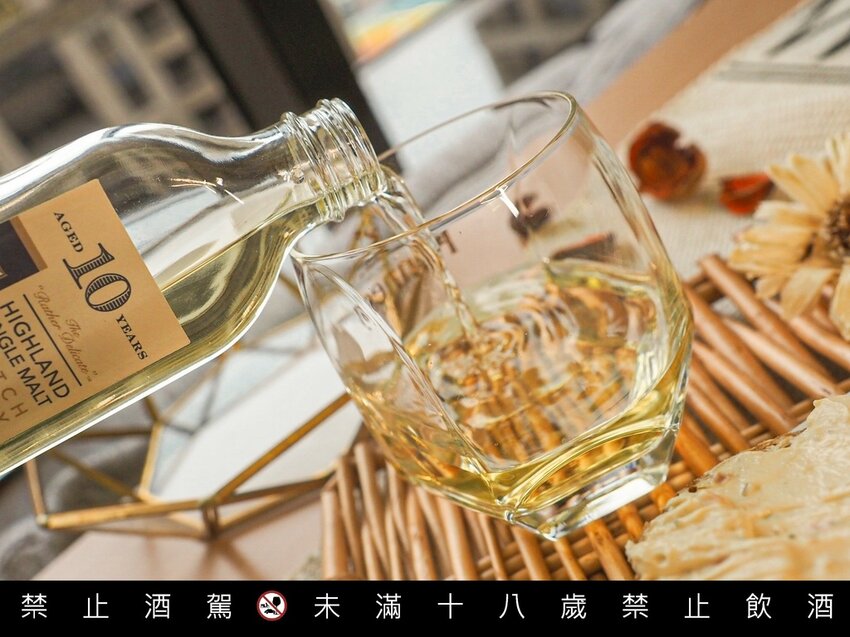 【品酩心得】卡登蘇格蘭單一麥威士忌 10 年，清晰可見的熟稻穗金黃色澤，來自波本桶的純粹口感