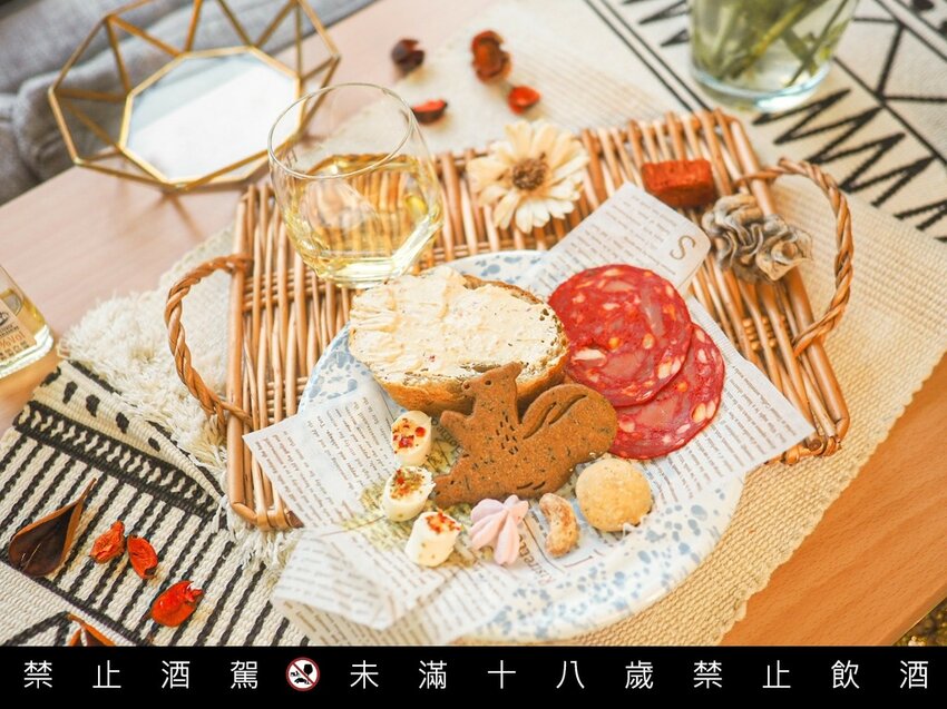 【品酩心得】卡登蘇格蘭單一麥威士忌 10 年，清晰可見的熟稻穗金黃色澤，來自波本桶的純粹口感