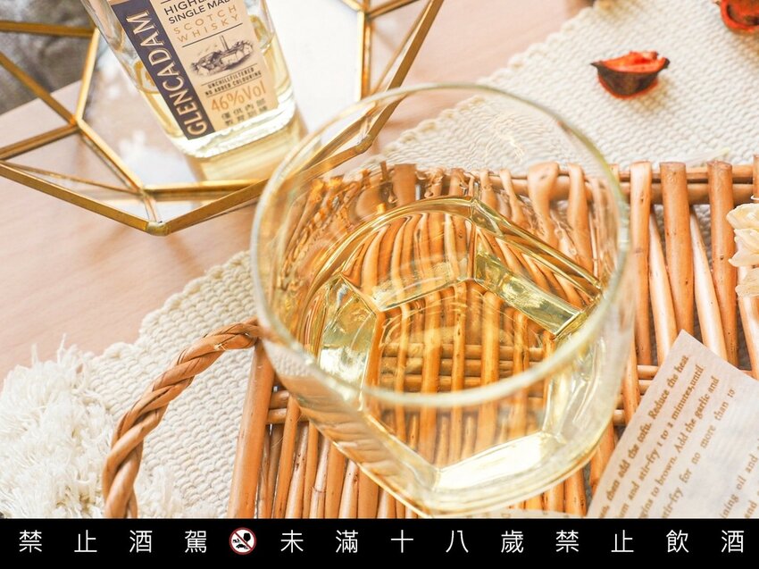 【品酩心得】卡登蘇格蘭單一麥威士忌 10 年，清晰可見的熟稻穗金黃色澤，來自波本桶的純粹口感