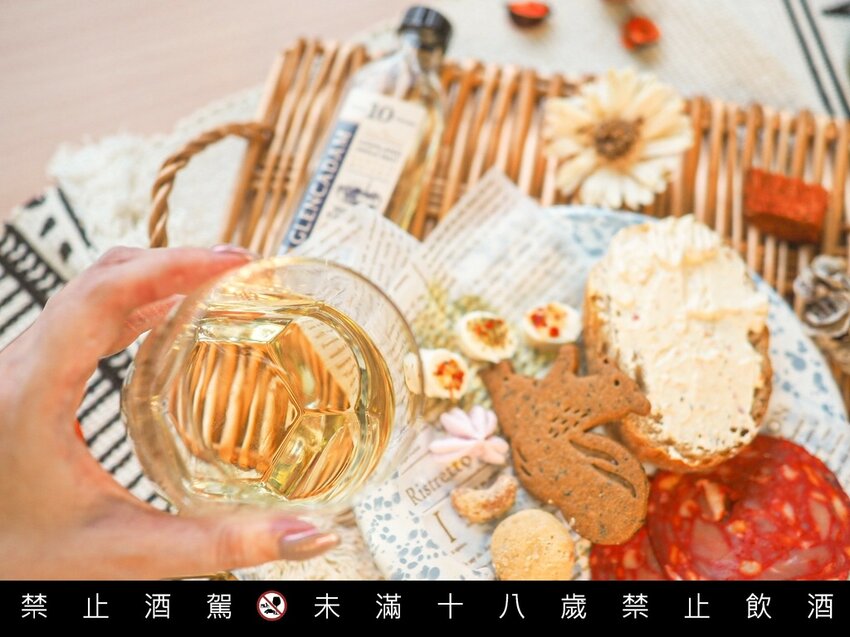 【品酩心得】卡登蘇格蘭單一麥威士忌 10 年，清晰可見的熟稻穗金黃色澤，來自波本桶的純粹口感