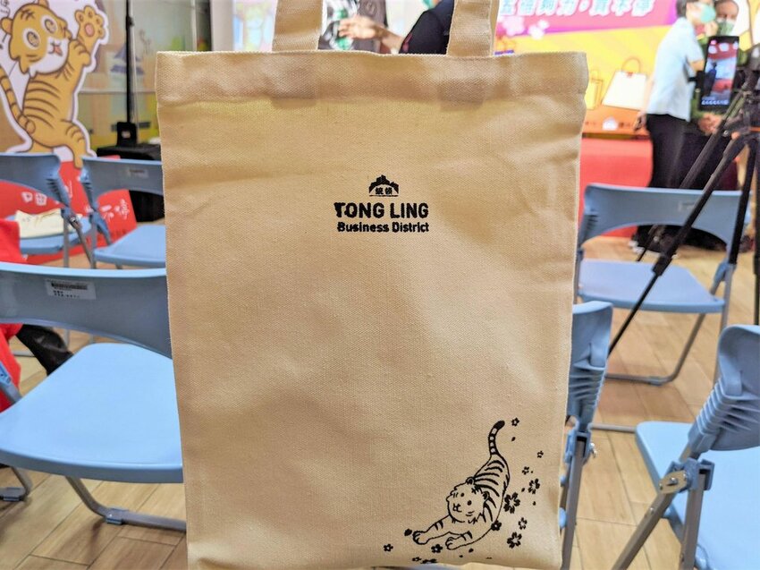 喵到了！迎春慶，五倍夠力，買不停｜五倍券還沒用完嗎？最優惠的活動在東區統領商圈！發票登錄活動就抽PS5！東區逛街推薦、五倍券優惠推薦 - 佛系旅遊筆記