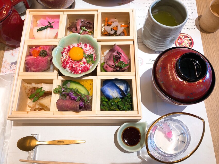 (京都)清水寺週邊必吃美食–高顏值新名物,色彩繽紛牛肉散壽司–おにくのちらし (二寧坂店)