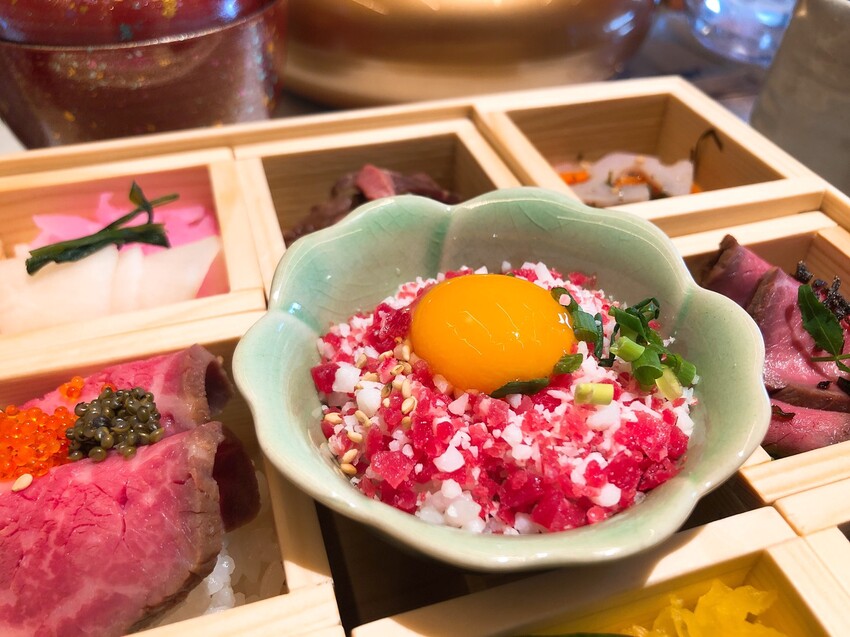 (京都)清水寺週邊必吃美食–高顏值新名物,色彩繽紛牛肉散壽司–おにくのちらし (二寧坂店)