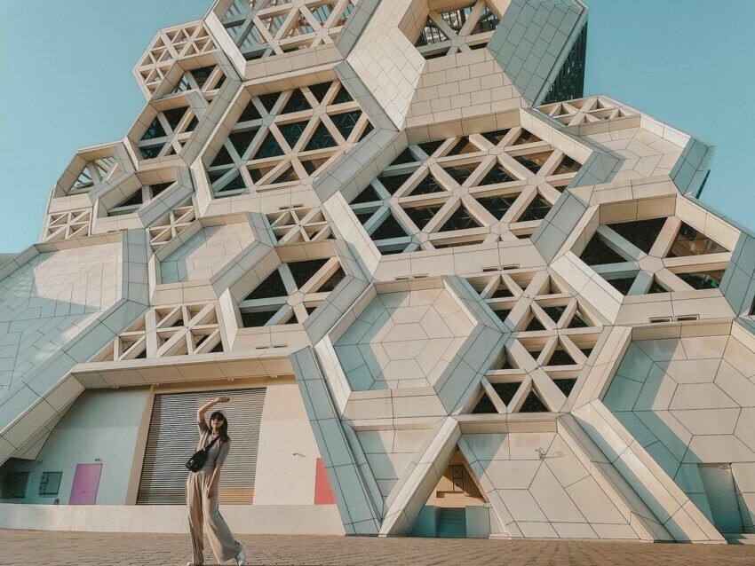 愛河景點 | 高雄流行音樂中心包含了複合式商業中心、展演空間、展覽中心…等,除了平時來看表演之外,就是單純和這美麗純白的建築外觀拍拍照也很有趣哦。