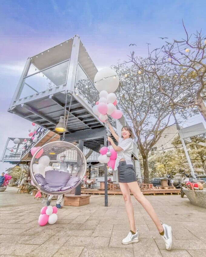 愛河景點 | 白色戀人咖啡館由白色貨櫃屋組成,利用許多綠色植栽來做裝飾,顯得高雅又有質感