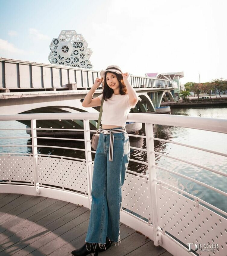 愛河景點 | 真愛碼頭、光榮碼頭,兩座碼頭隔水相望,附近有許多順遊景點,欣賞愛河沿岸林立的高樓大廈,在高雄熱情的豔陽照射之下,形成一幅美麗的水岸景觀。