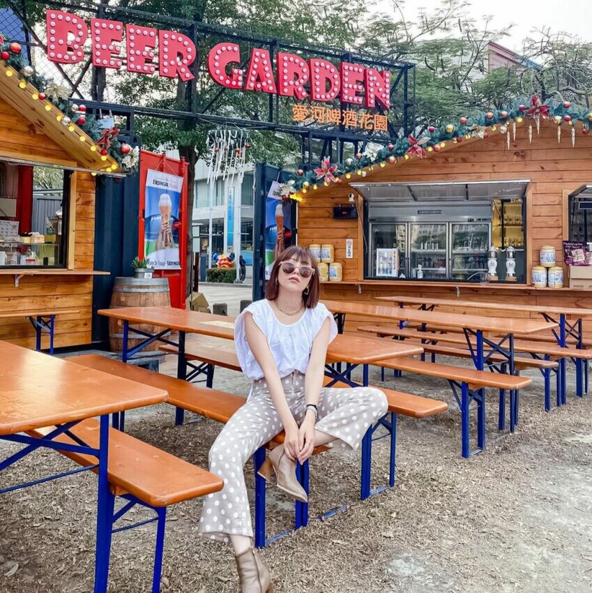 愛河景點 | 愛河美食 ,剛開幕不久的愛河啤酒花園,小木屋搭配露天的木桌椅,以及美式風格的霓紅燈,來這裡用餐彷彿一秒走進美國鄉村俱樂部。