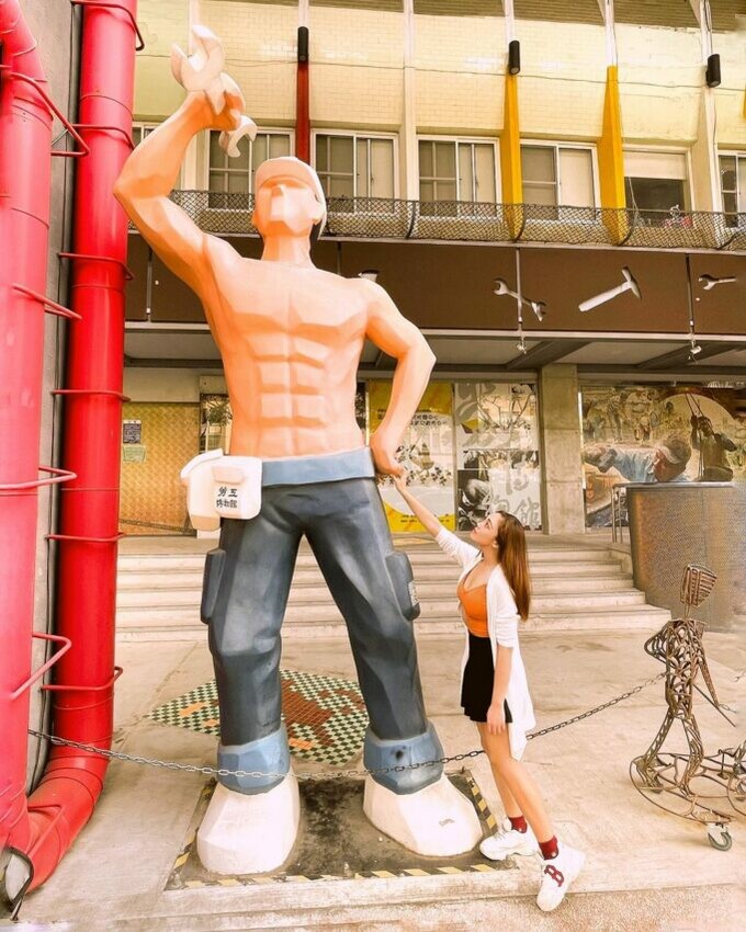 愛河景點 | 勞工博物館將一個個勞工的故事展示出來,不只利用平面文字的展示,館內更有十幾個大型雕像,將平常的勞工形象栩栩如生的刻畫出來