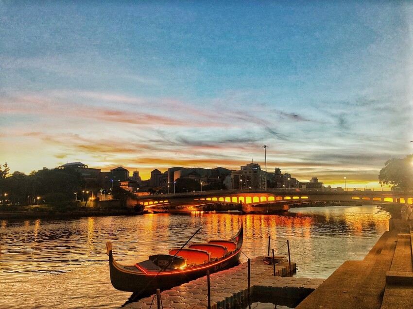 遊愛河、乘貢多拉船，聆聽著船夫的美聲歌唱，欣賞愛河白天的優雅和夜晚燈光流瀉的浪漫，將水波蕩漾的河岸風光都收藏起來。