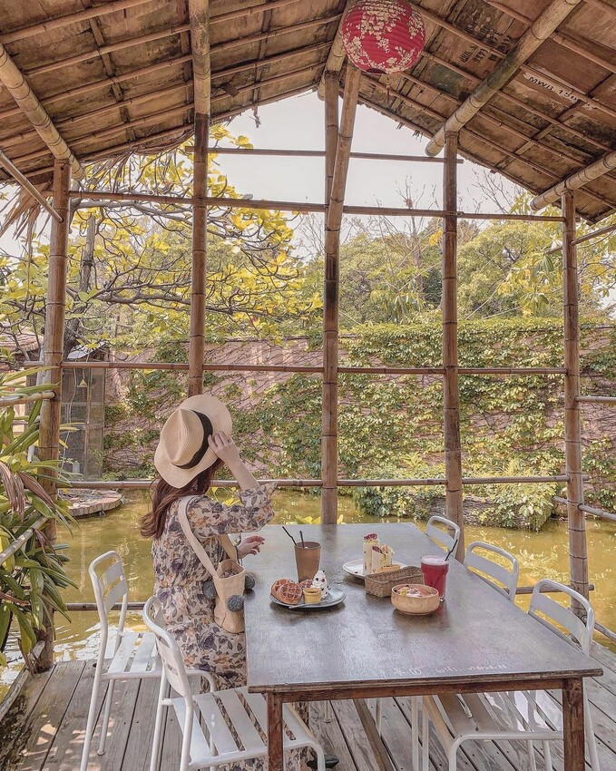 奧斯汀人文咖啡 餐廳環境｜充滿島國風情的茅草竹屋