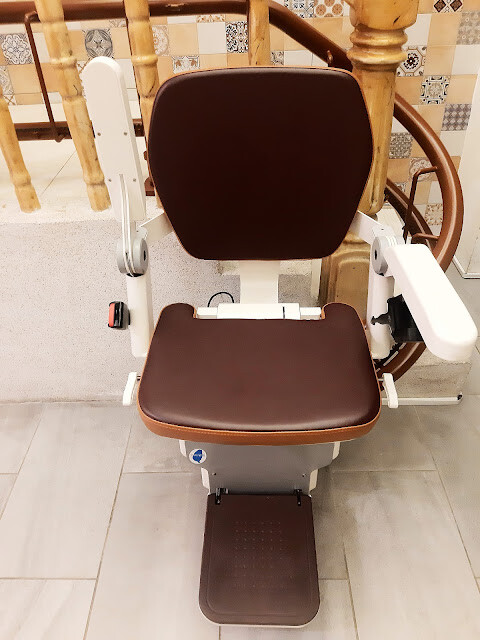 升降椅推薦─羅布森樓梯升降椅，最值得信賴的樓梯升降椅品牌，讓長輩不再對樓梯望之卻步