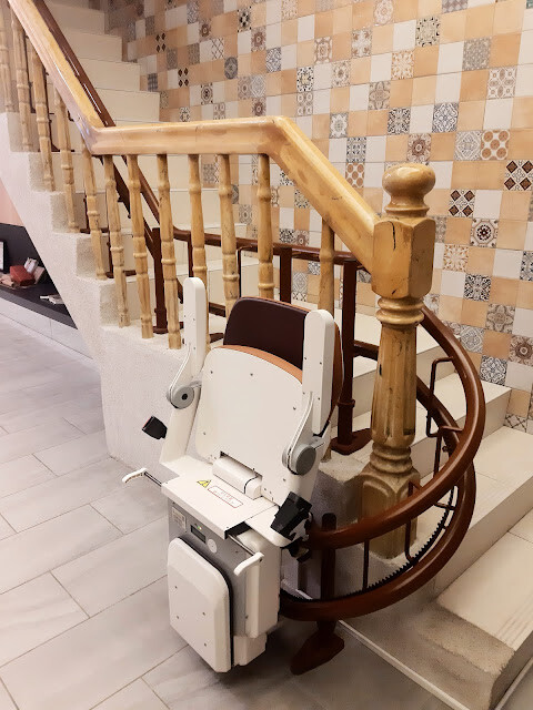 升降椅推薦─羅布森樓梯升降椅，最值得信賴的樓梯升降椅品牌，讓長輩不再對樓梯望之卻步