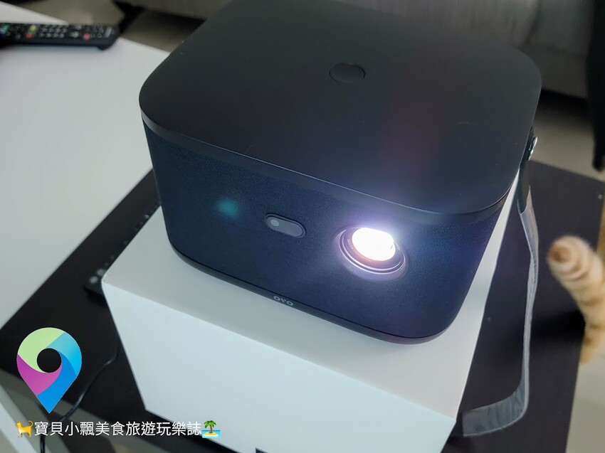 [智慧開箱]漫反射原理避免藍光傷害 入門初階款 帶你進入體驗無框電視新境界 OVO 無框電視 智慧投影機 - 寶貝小飄美食旅遊玩樂誌