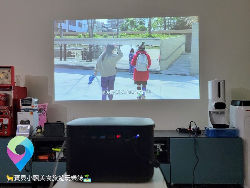 [智慧開箱]漫反射原理避免藍光傷害 入門初階款 帶你進入體驗無框電視新境界 OVO 無框電視 智慧投影機 - 寶貝小飄美食旅遊玩樂誌