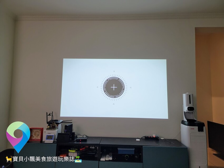 [智慧開箱]漫反射原理避免藍光傷害 入門初階款 帶你進入體驗無框電視新境界 OVO 無框電視 智慧投影機 - 寶貝小飄美食旅遊玩樂誌
