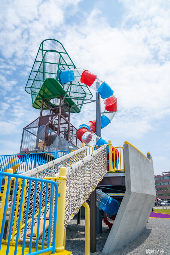 台南特色公園|健康綠洲公園,大船主題超高溜滑梯、雙軌滑索、迷宮、競賽跑道、攀岩,適合野放孩子的台南好玩公園!公61
