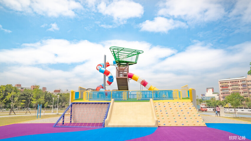 台南特色公園|健康綠洲公園,大船主題超高溜滑梯、雙軌滑索、迷宮、競賽跑道、攀岩,適合野放孩子的台南好玩公園!公61