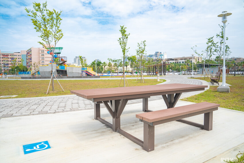 台南特色公園|健康綠洲公園,大船主題超高溜滑梯、雙軌滑索、迷宮、競賽跑道、攀岩,適合野放孩子的台南好玩公園!公61