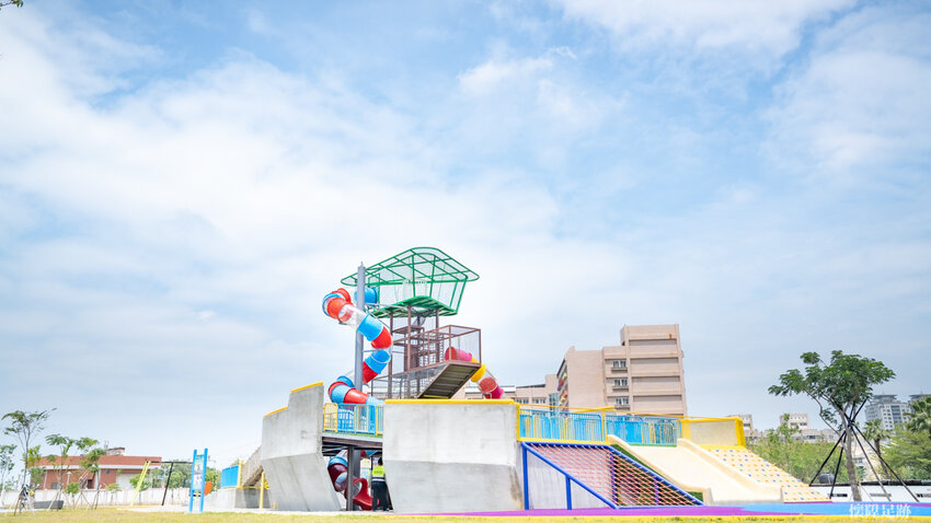 台南特色公園|健康綠洲公園,大船主題超高溜滑梯、雙軌滑索、迷宮、競賽跑道、攀岩,適合野放孩子的台南好玩公園!公61