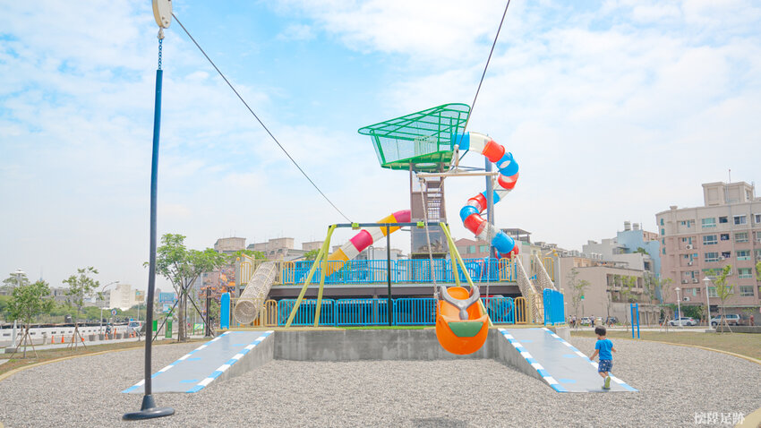 台南特色公園|健康綠洲公園,大船主題超高溜滑梯、雙軌滑索、迷宮、競賽跑道、攀岩,適合野放孩子的台南好玩公園!公61