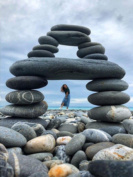 七星潭|疊石頭 除了踏浪,七星潭最著名的就是堆石頭,據說疊越高,也會帶來越多好運唷!如果是情侶一起疊超過七層,感情就會長長久久~