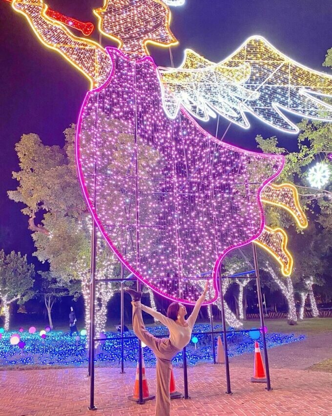 宜蘭景點一日遊|宜蘭市景點 宜蘭聖誕村|宜蘭縣議會廣場有座8公尺「吹著號角的天使」,在宜蘭聖誕村傳送著祝福~每半小時到1小時,就有場耶誕樹燈光音樂秀,還有許多好拍璀璨燈飾。展期到3/1,有很長時間能讓大家好好美拍~