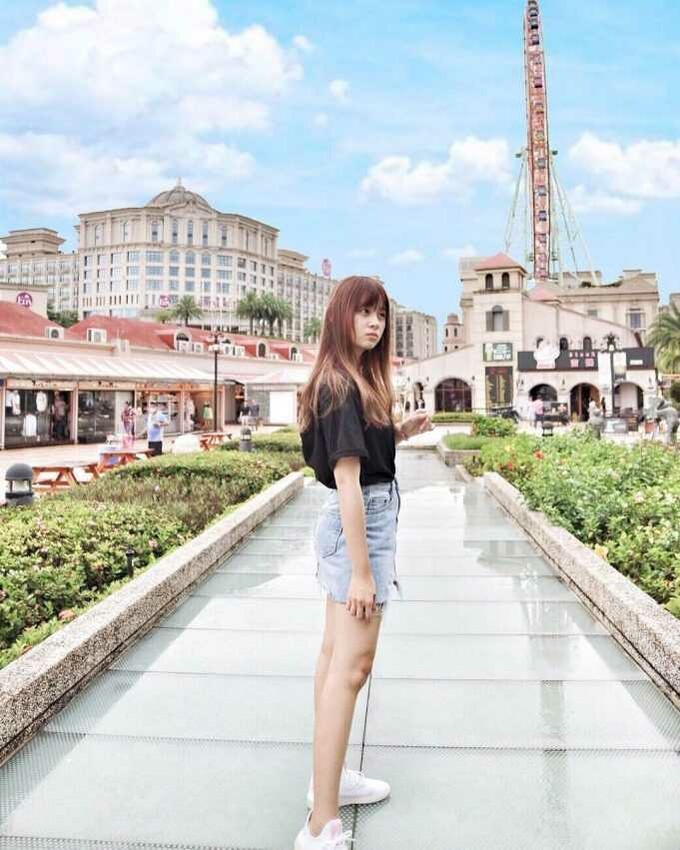 高雄義大世界 | 位於義大世界購物的廣場,有義大摩天輪在背後相伴,假日時也常有戶外表演活動,肚子餓不想吃餐廳的話,這裡也有戶外一條街的「攤販美食」