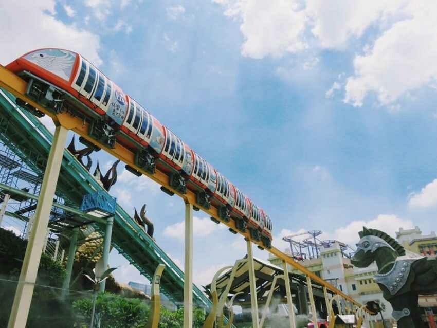 高雄義大世界 | 必玩遊樂設施「城堡列車」,進樂園門口首先會遇到的就是這個有如迪士尼樂園般的遊園輕軌列車
