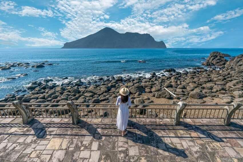 宜蘭景點|頭城鎮 北關海潮公園|在漲潮或日出時,景象更是壯麗輒人,潮聲迴盪,不絕於耳,每一個轉身的畫面都如電影般遼闊壯麗。