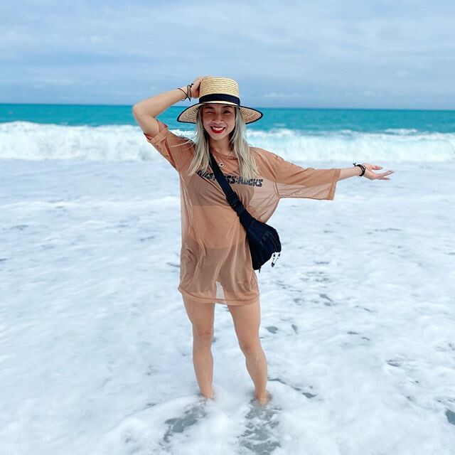 花蓮七星潭|踏浪|隨著海浪不停拍打,七星潭最瘋迷的一項活動就是踏浪,光著腳丫感受冰涼海水帶來的快感!不過要注意的是,七星潭離岸20公尺後直接下降至 100 公尺的深度,被列為是台灣十大危險海域之一。因此小編強烈建議,在岸邊稍微碰碰水過個癮就好,不要離岸太遠,也不要背對海浪哦~