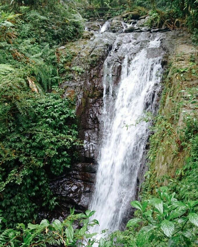 林美石磐步道 | 石磐瀑布 | 石磐瀑布從石磐高處傾瀉而下,高低落差只有十幾公尺,不算是很大的瀑布,但走上來還是心曠神怡。