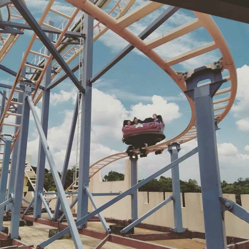 高雄義大世界 | 義大必玩遊樂設施「旋轉飛車」位於整棟建築物最高處,外表看起來像是小兒科的小型雲霄飛車,但實際坐過後會發現驚喜不斷! 義大設施