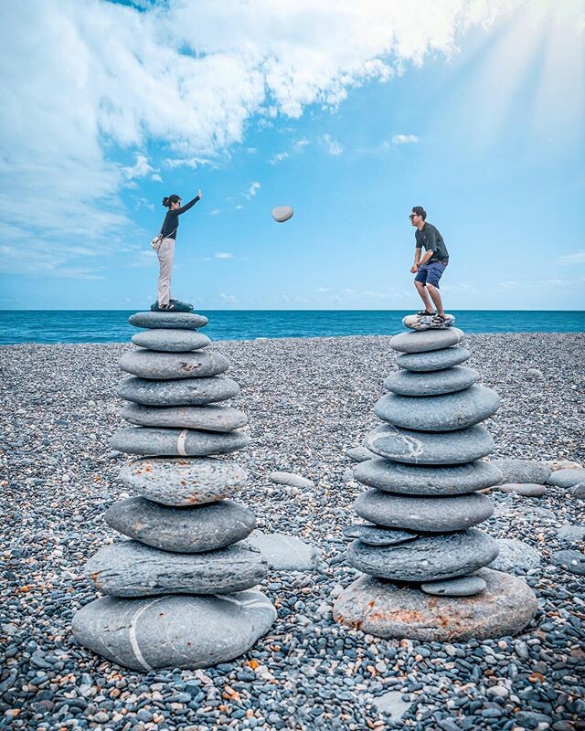 七星潭|疊石頭 除了踏浪,七星潭最著名的就是堆石頭,據說疊越高,也會帶來越多好運唷!如果是情侶一起疊超過七層,感情就會長長久久~