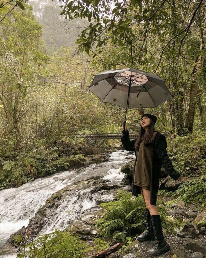 林美石磐步道 | 透心涼溪谷 | 林美石磐步道的前身是一條古老的水圳路,沿途會經過很多溪流和小瀑布,越往前走就越能聽到瀑布水流聲越來越大,空氣也越來越潮濕,要多多注意腳下才不會滑倒。