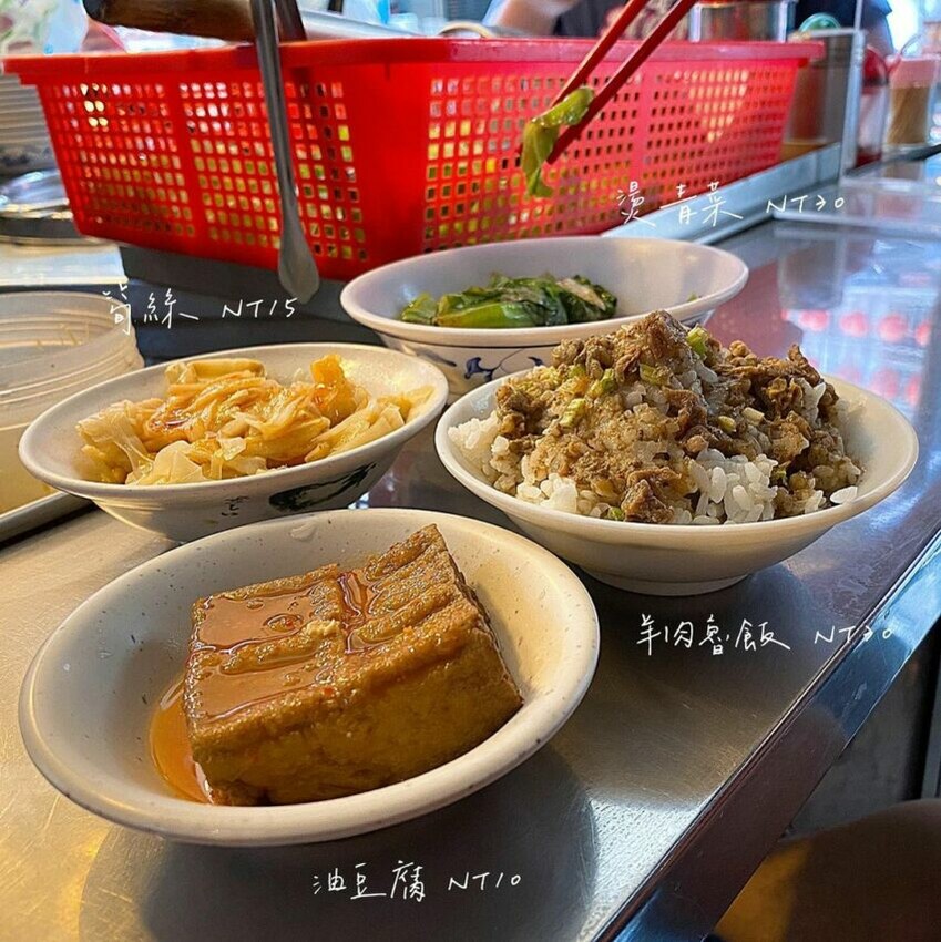 基隆廟口美食,基隆廟口.廟口美食,羊妹妹.羊肉魯飯(攤位27-1號)粒粒分明的飯上淋上以老滷汁熬煮羊肉碎片而成的肉燥,沒有一般滷肉飯的油膩,更多了細嫩的口感