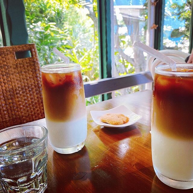 原野牧場 原野牧場最大的特色,在於在店內就能看到一望無際的無敵海景。另外店內養了幾隻觀賞羊,可愛又親人,很適合旅人到此放空及休憩。招牌羊奶咖啡更是許多人到店指名必點,沒喝過別說你來過。