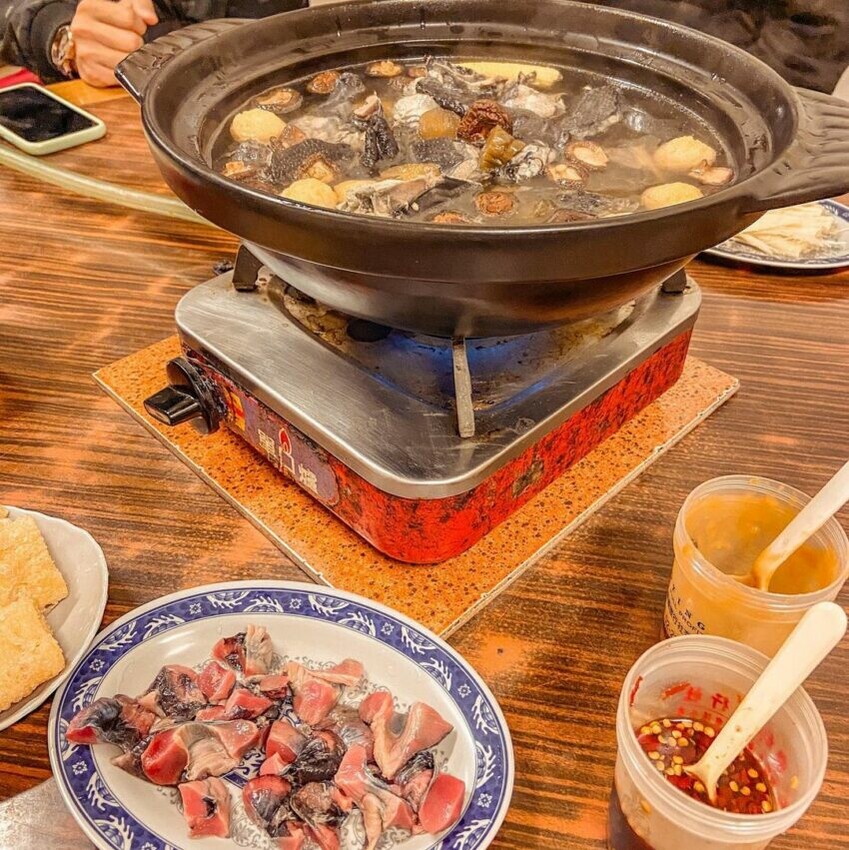 宜蘭宵夜 | #3皇帝食補壯陽雞，號稱宜蘭冬天必吃的鍋物，是許多在地人的口袋清單。壯陽雞其實就是用烏骨雞熬的湯頭，沒有加任何人工調味，每一口都清甜