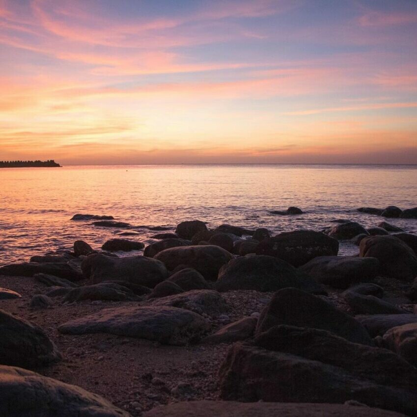 車城景點 |＃5車城後灣，知名度不高的車城後灣險有人到，成為了在地人與專業遊客才知道的「秘境」沙灘。長長的木造觀景平台，提供了良好的觀浪體驗