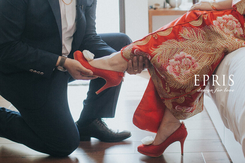 大腳紅色高跟鞋