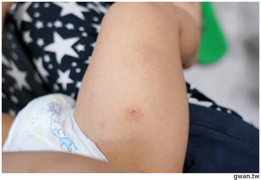 是電蚊拍也是捕蚊燈，家用露營必備的二合一電蚊拍！