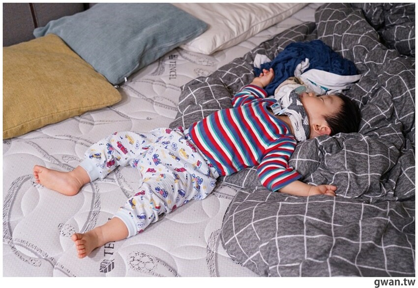 是電蚊拍也是捕蚊燈，家用露營必備的二合一電蚊拍！