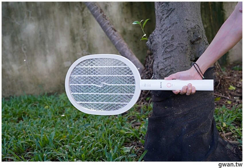 是電蚊拍也是捕蚊燈，家用露營必備的二合一電蚊拍！